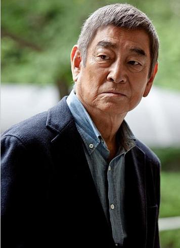 热门英语:母亲辈男神高仓健因淋巴癌过世